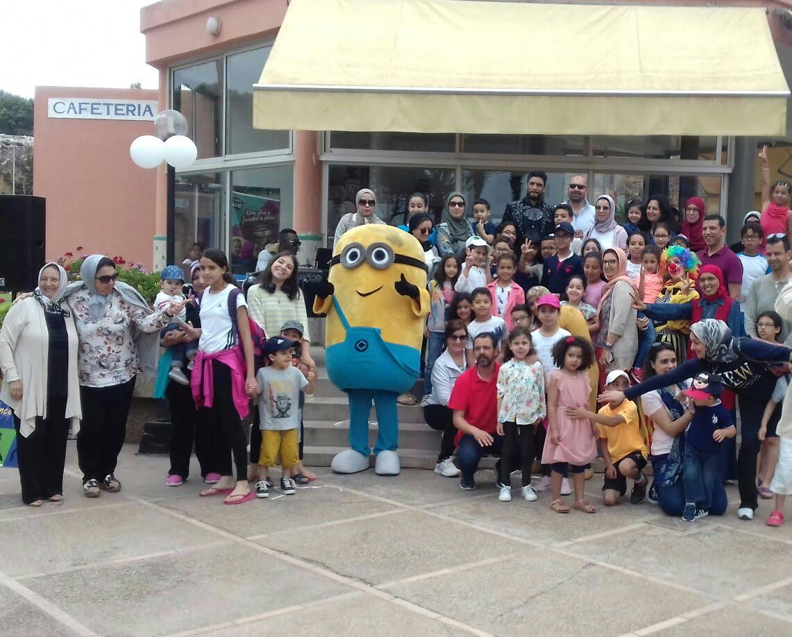 Animation - Groupe avec mascotte Minion devant une cafétéria