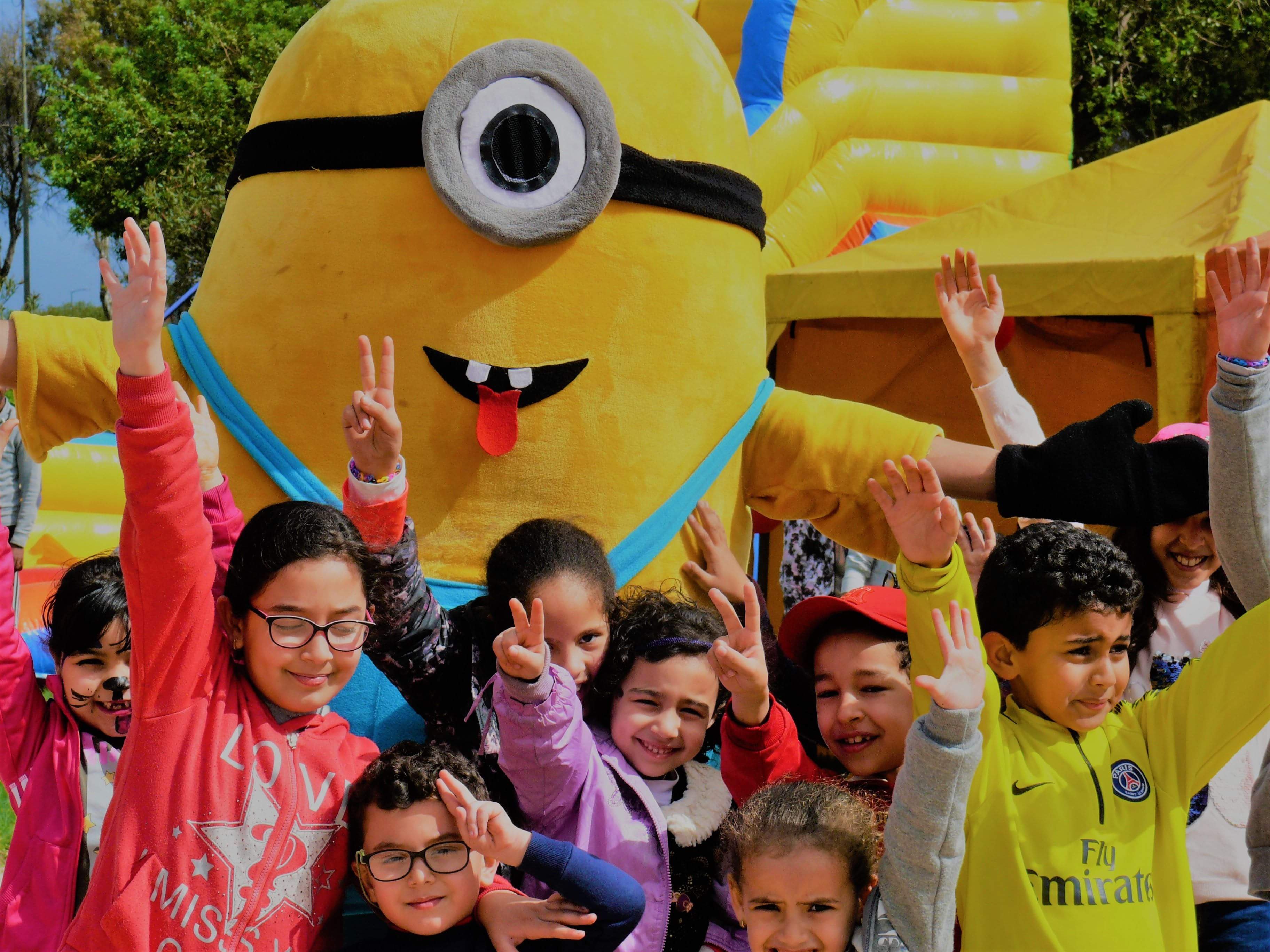 Enfants s'amusant avec une mascotte Minion