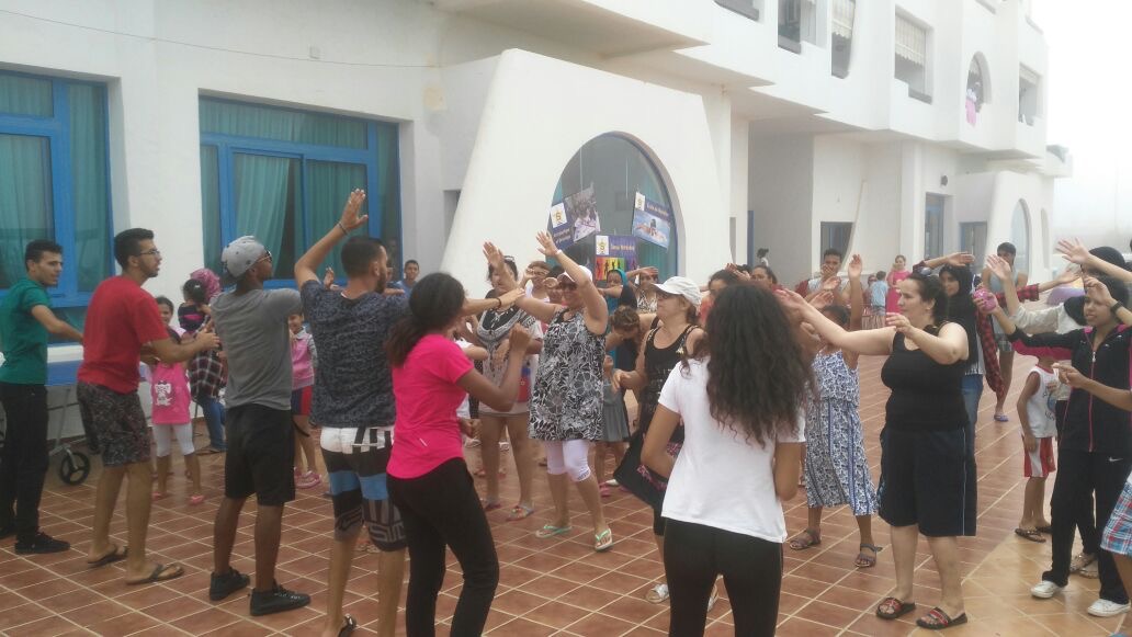 Animation - Danse et activités en groupe devant un hôtel