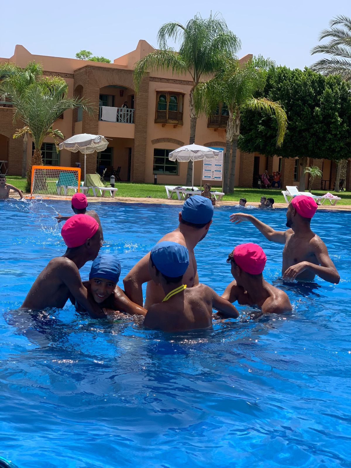 Activité aquatique - Natation avec bonnets colorés