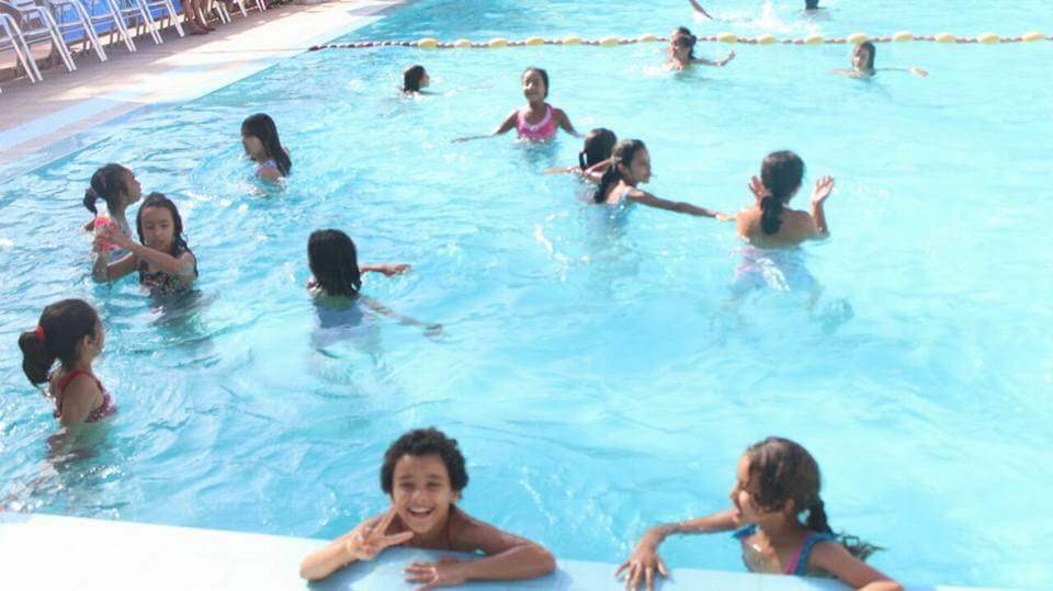 Activité aquatique - Groupe d'enfants s'amusant dans la piscine