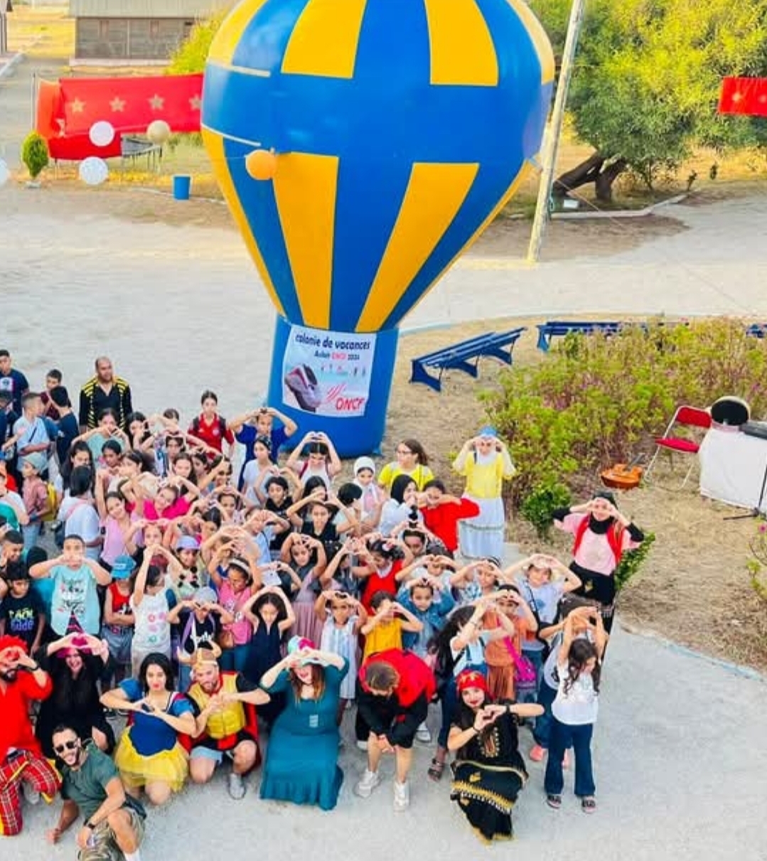 Colonie de vacances - Activité en plein air avec ballon