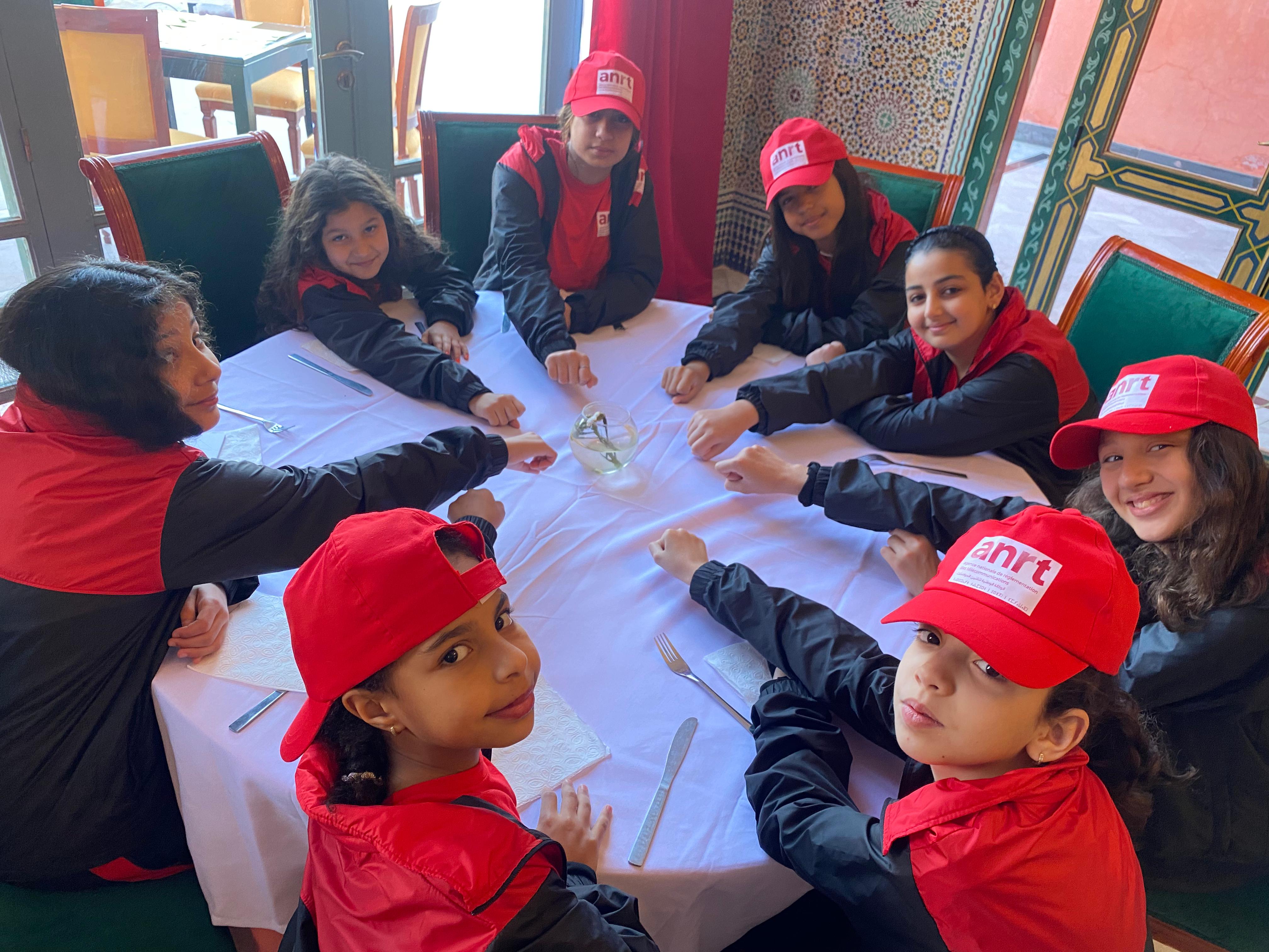 Colonie de vacances - Repas en groupe