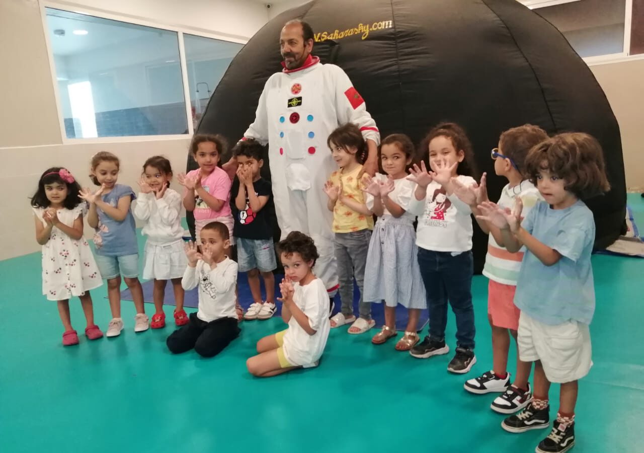 Activité éducative - Animation spatiale avec animateur en costume d'astronaute