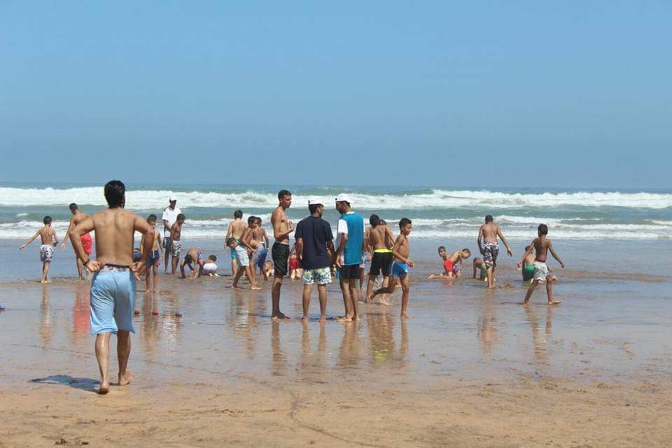 Activité plage - Groupe profitant de la mer et du sable