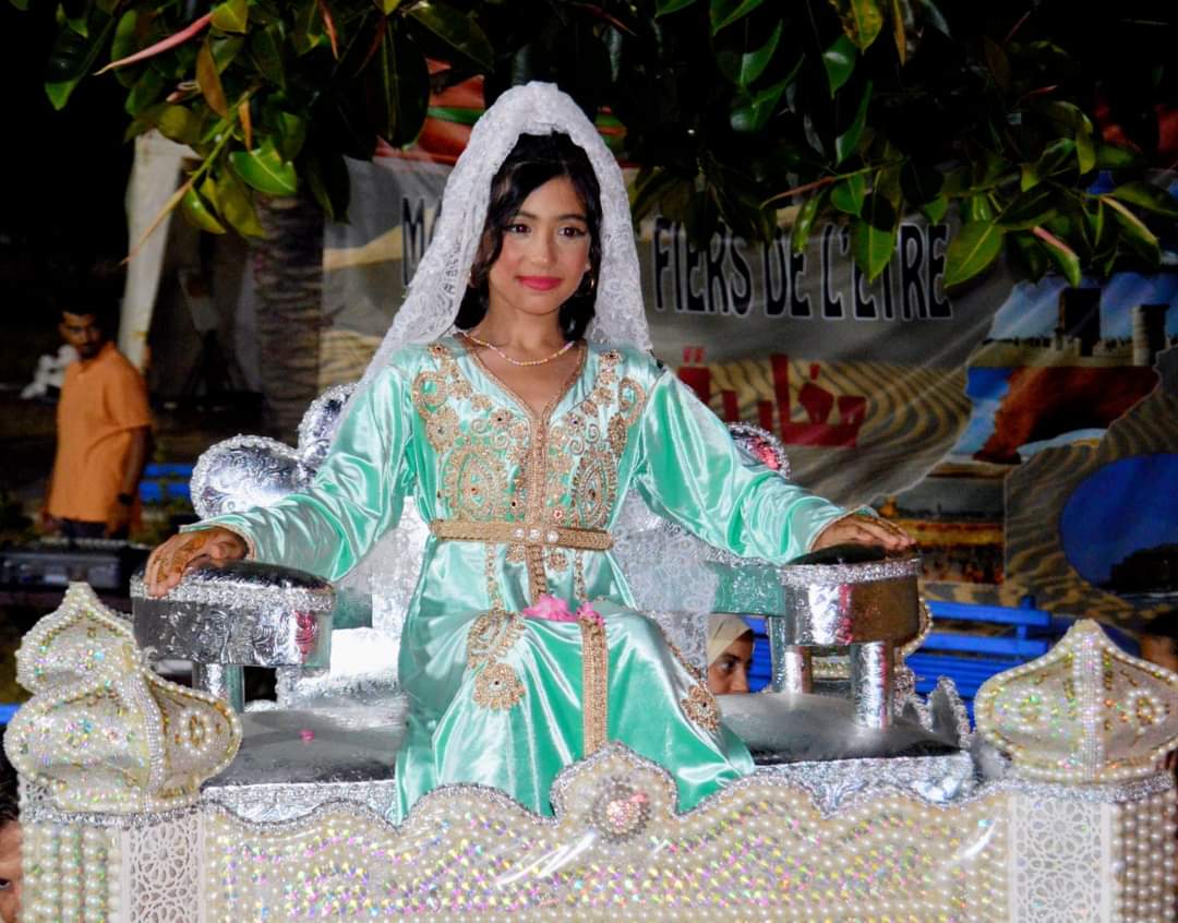 Traditions - Jeune femme en caftan traditionnel lors d'un défilé